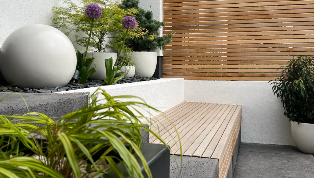 Hauseingang mit Blockstufen Beton und Holzsitzbank aus WRC